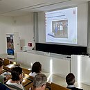 Publikum und Präsentation bei der LSI-Veranstaltung 2023