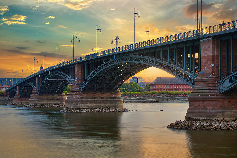 Theodor-Heuss-Brücke im Abendlicht