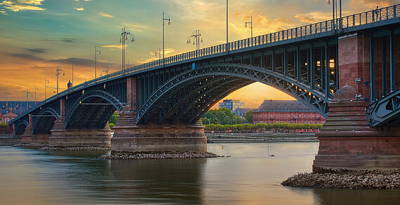 Theodor-Heuss-Brücke im Abendlicht