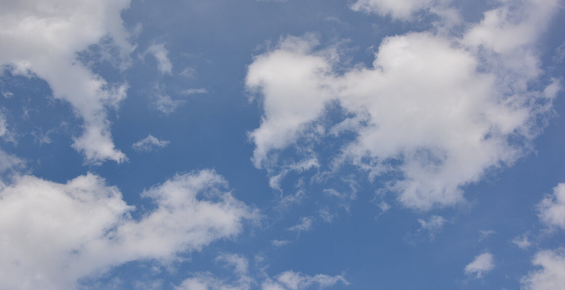 Kleine weiße Wolken am blauen Himmel