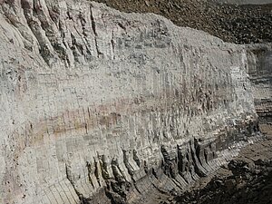 Spezialtone, weißer Ton und sehr hochwertiger Blauton der Tongrube „Herrmann“ der Fa. Sibelco bei Beilstein (Gemeinde Greifenstein, Hessen) Spezialtone, weißer Ton und sehr hochwertiger Blauton der Tongrube „Herrmann“ der Fa. Sibelco bei Beilstein (Gemeinde Greifenstein, Hessen)