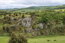 Felsen und Kalk-Magerrasen mit Wacholder in einem Naturschutzgebiet am Meißner in Nordhessen